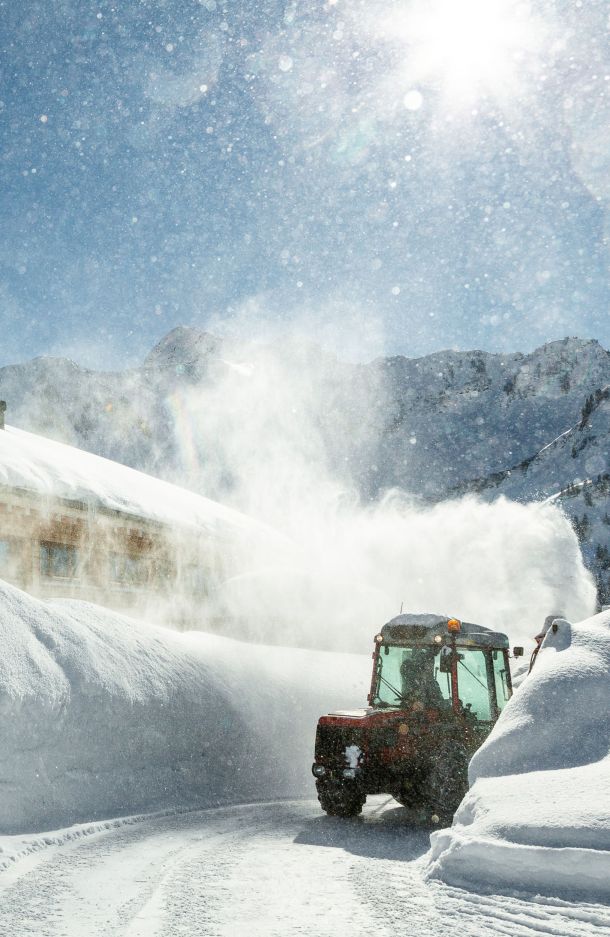 Food, Traktor im Schnee - Hotelfotografie